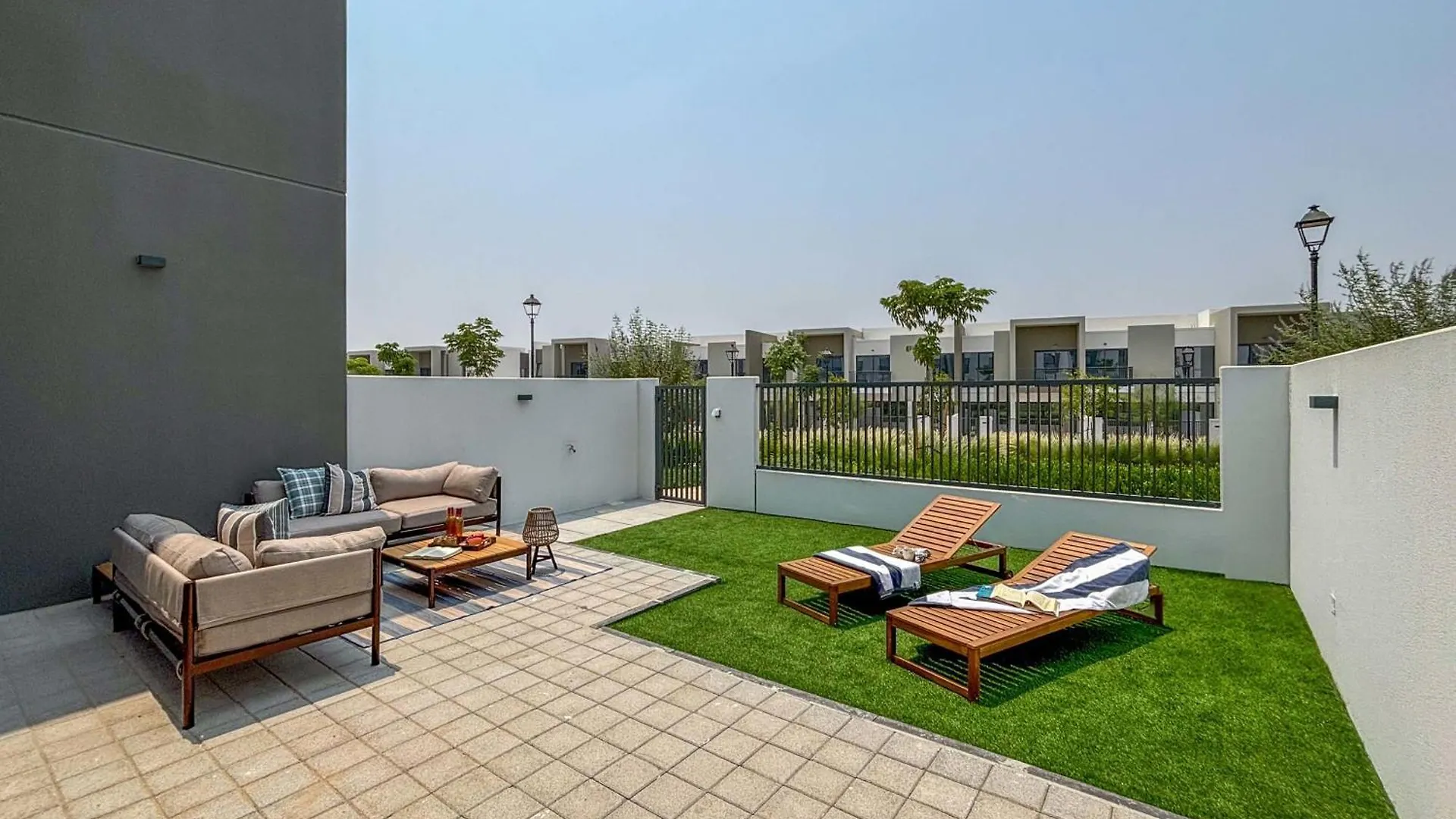 Frank Porter - La Rosa 6 Dubai 0*,